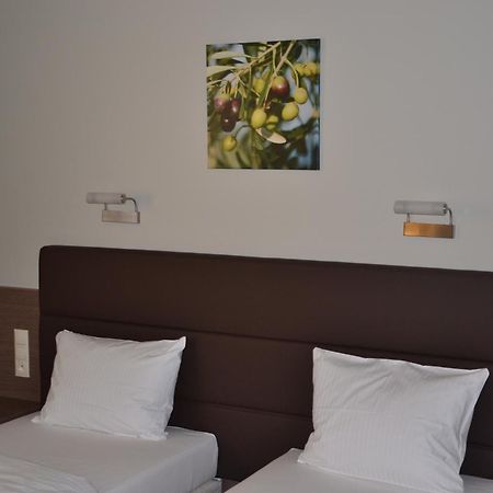 Hotel Pod Debem Tarnow Exterior photo