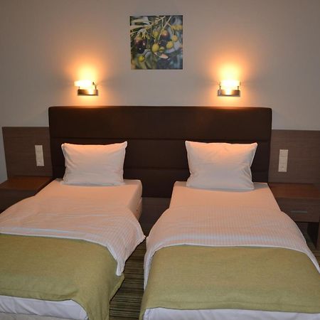 Hotel Pod Debem Tarnow Exterior photo