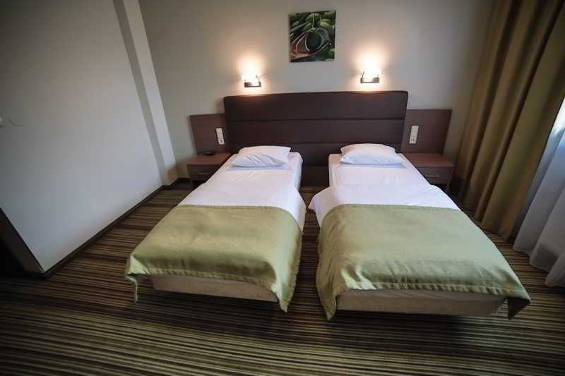 Hotel Pod Debem Tarnow Exterior photo