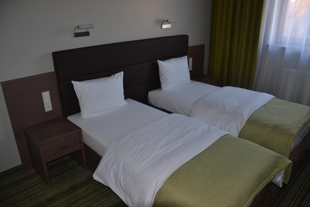 Hotel Pod Debem Tarnow Exterior photo