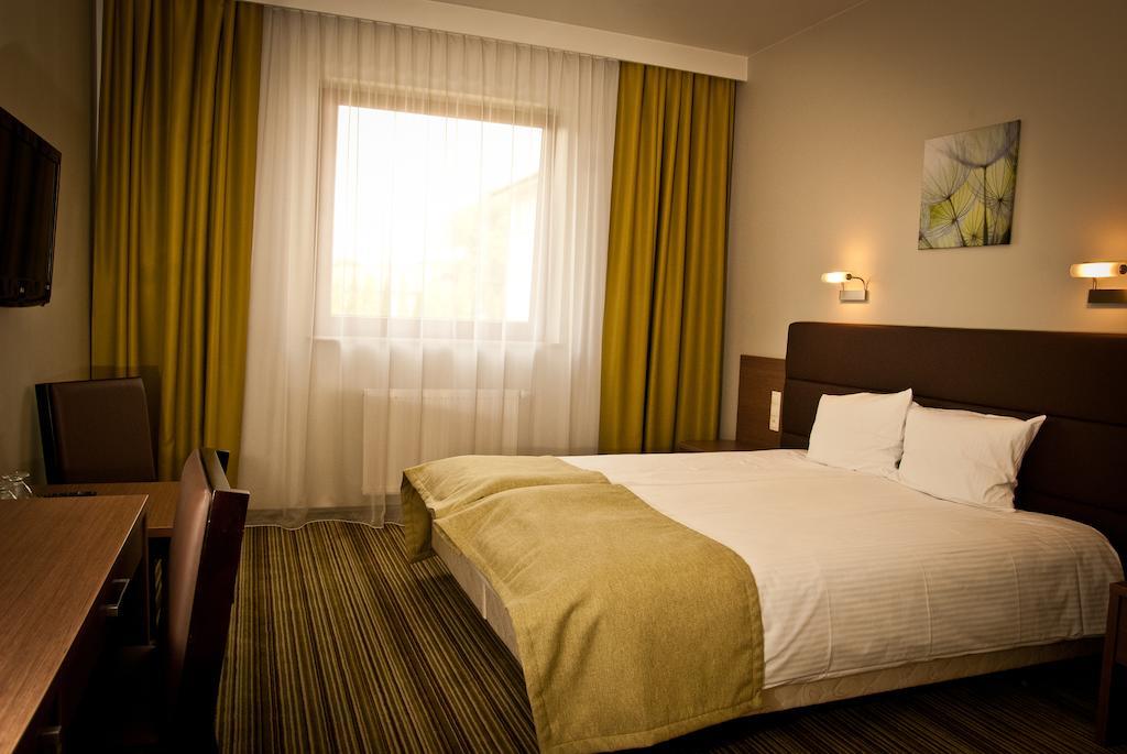 Hotel Pod Debem Tarnow Exterior photo
