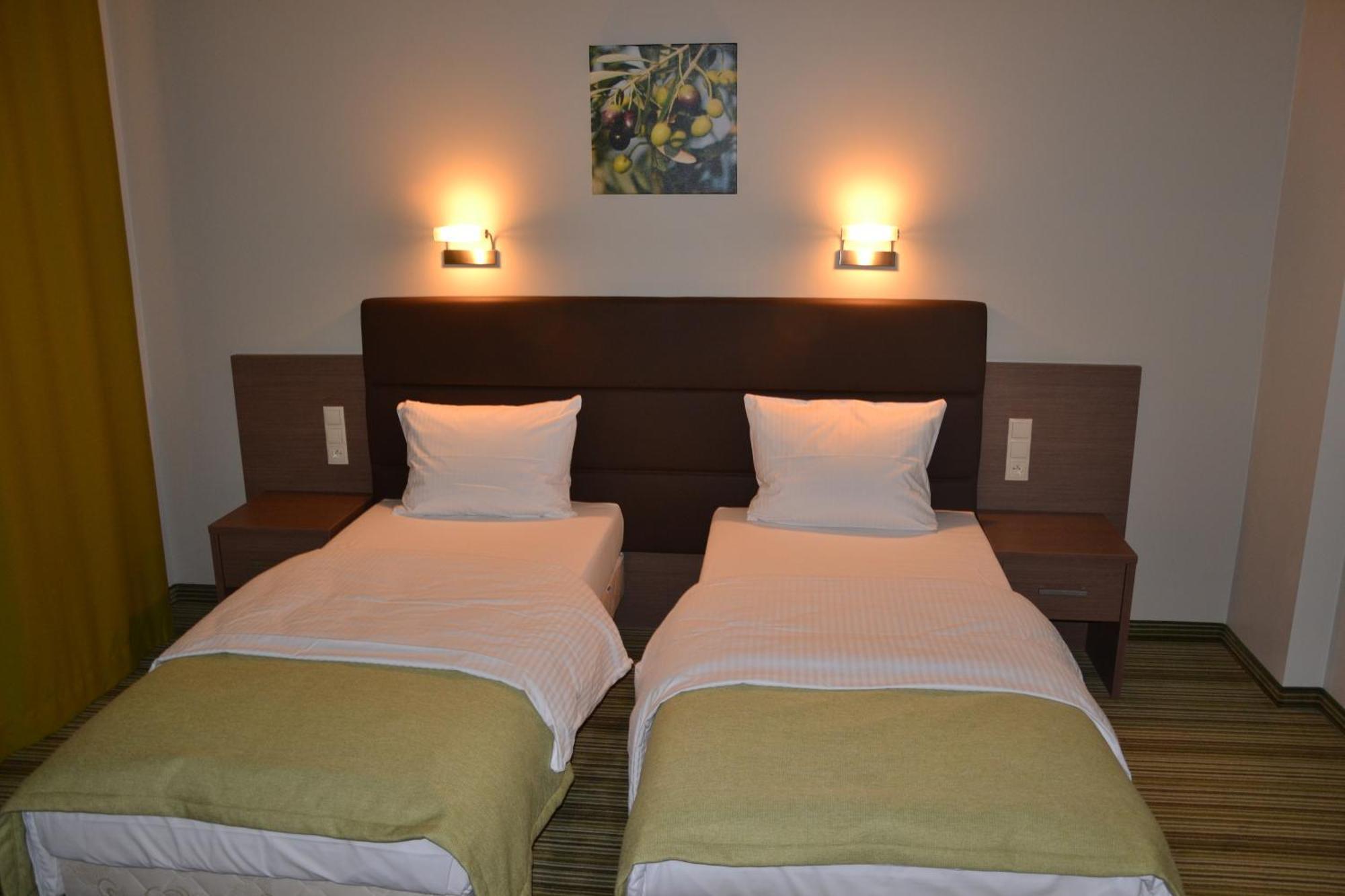 Hotel Pod Debem Tarnow Exterior photo