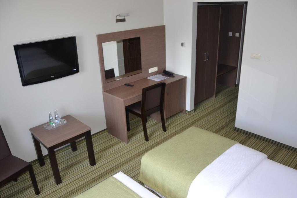 Hotel Pod Debem Tarnow Room photo