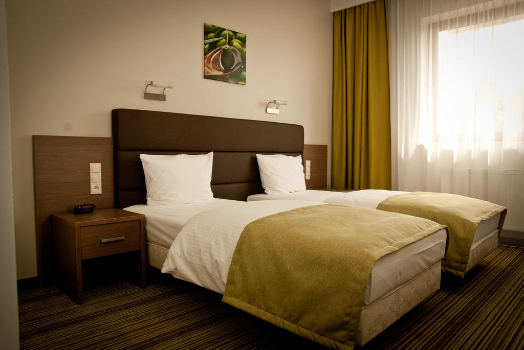 Hotel Pod Debem Tarnow Exterior photo